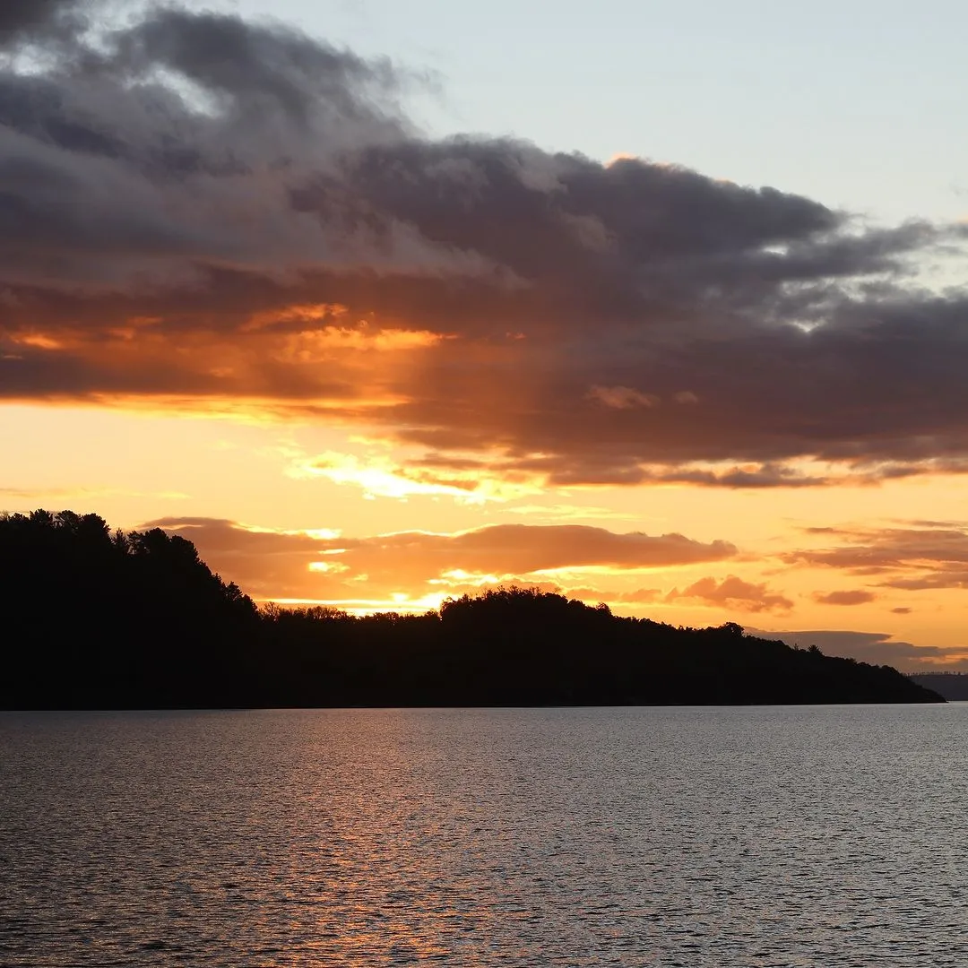 Atardecer sobre un lago