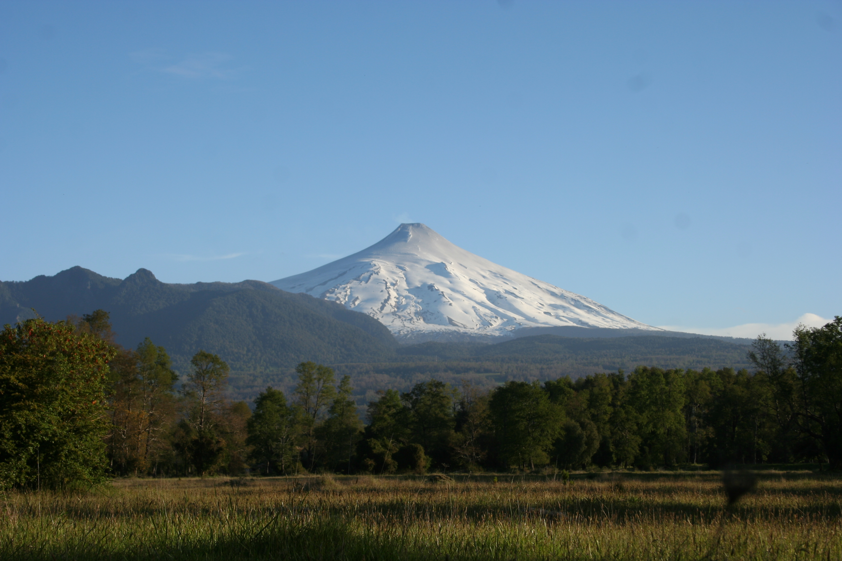 Volcan Villarica rodeado de exuberante naturaleza